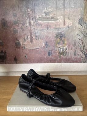 Elegant Black Women's Ballet Flats with Elastic Strap - Size 9.5